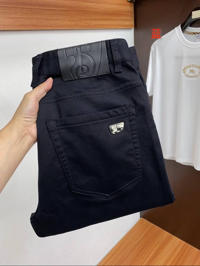 Burberry's new 2025 Spring/Summer casual pants feature a clean, sharp cut and a