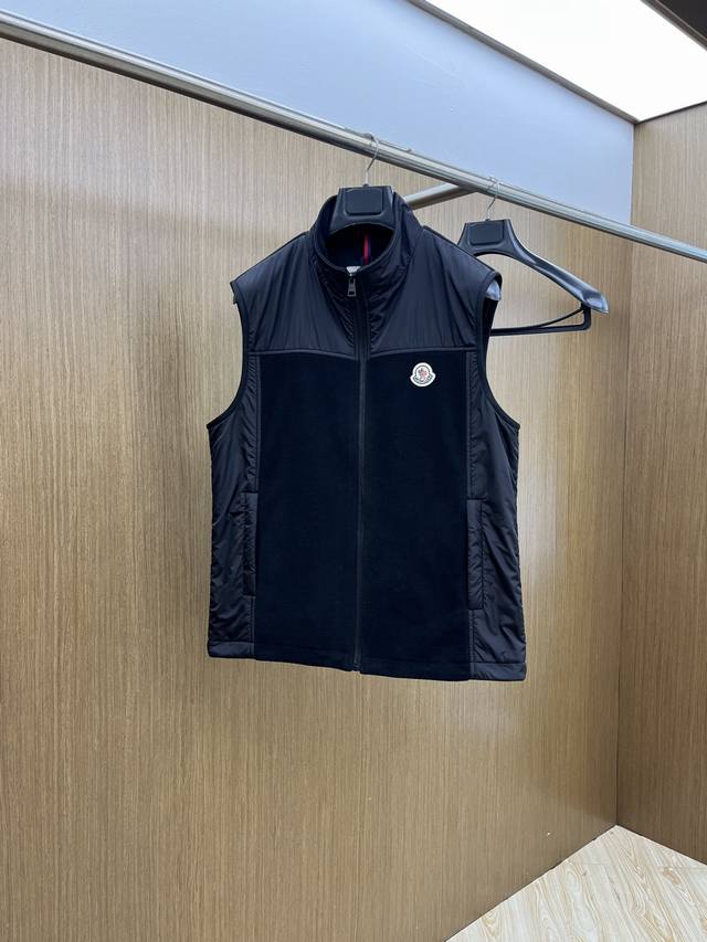 Autumn and Winter Moncler autumn and winter stand-up collar vest is made of impo
