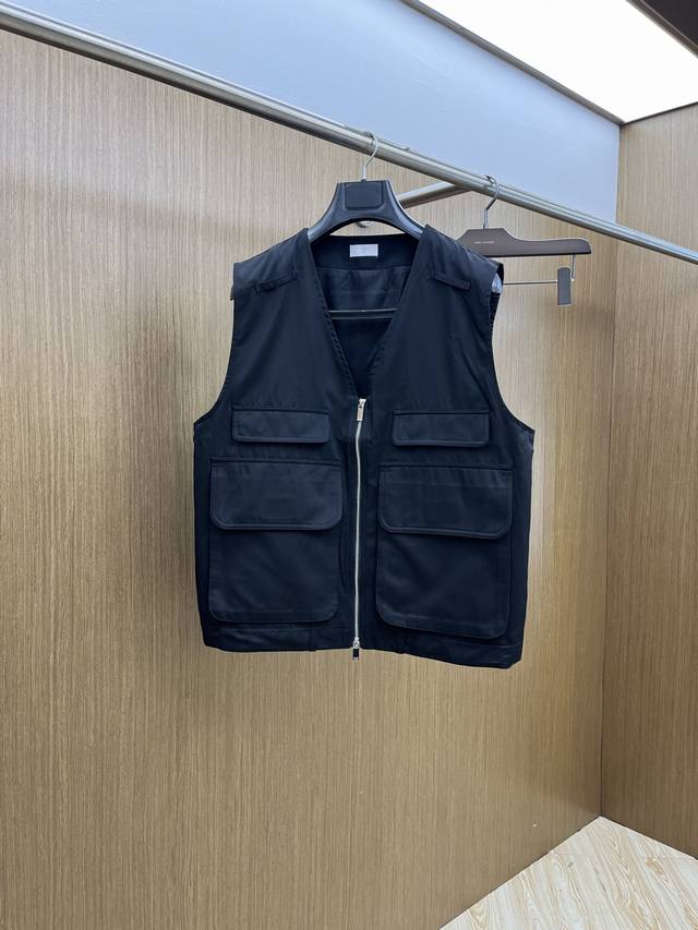 Autumn/Winter Cd 2540Ss's new, ultra-hot vest for autumn/winter is a must-have.