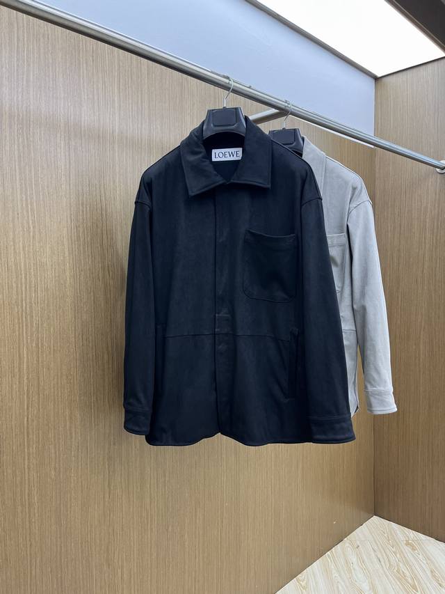Loe 2540Ss's new autumn/winter casual jacket is a must-have classic. Its simple,