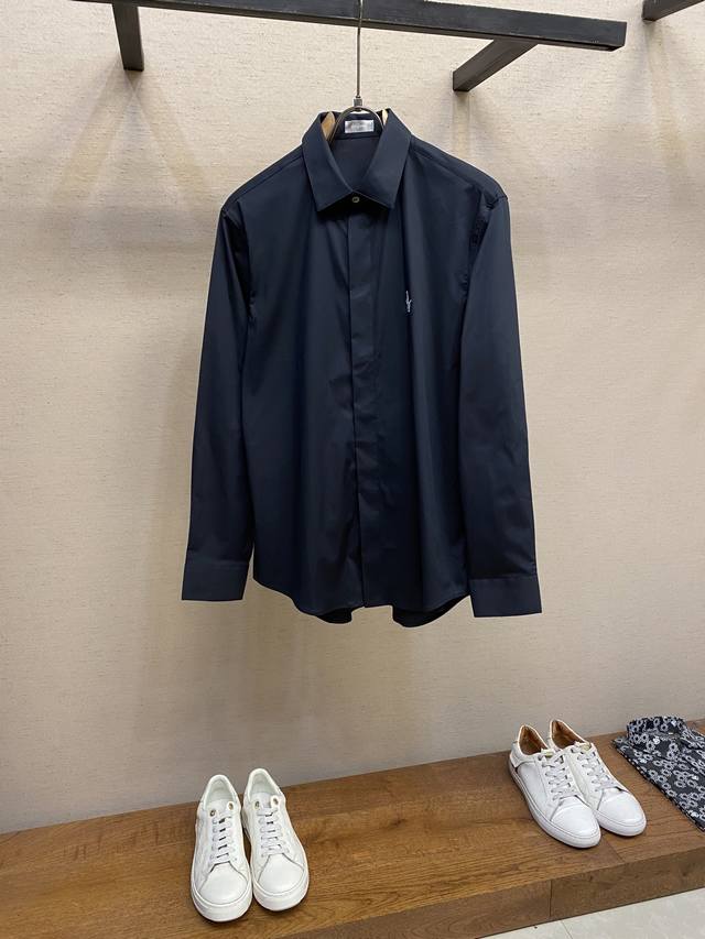 A stylish and minimalist long-sleeved shirt. This lightweight cotton shirt featu