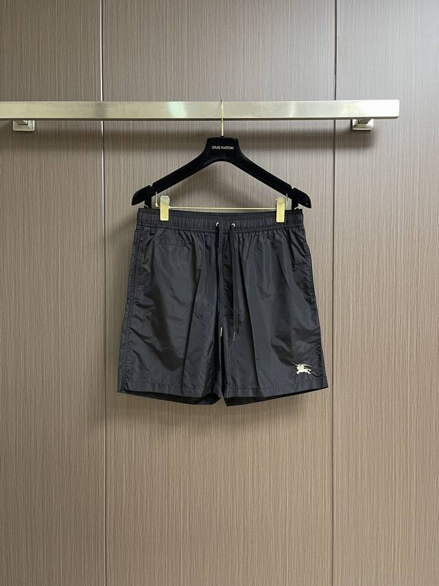 Burberry 2025Ss essential beach shorts. These shorts feature a classic warhorse