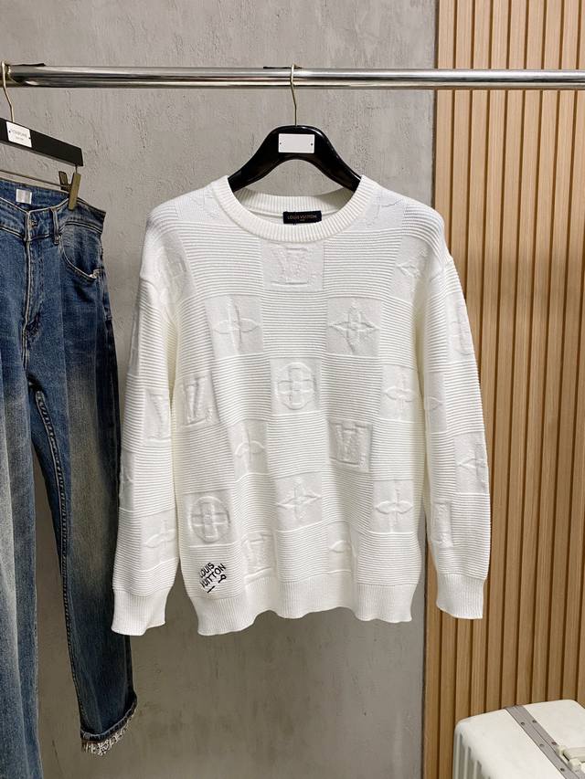 Lv25Ss's new fall/winter sweaters are available exclusively on the market. Made