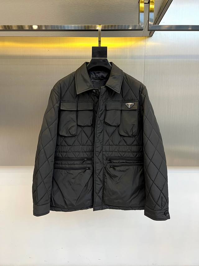 Prad, 25Fw's new fall/winter arrival, a black diamond-patterned lapel puffer jac