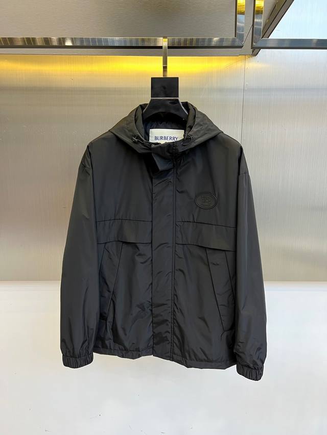 Burbery and 25S release a new fall/winter knight badge hooded jacket. Crafted fr