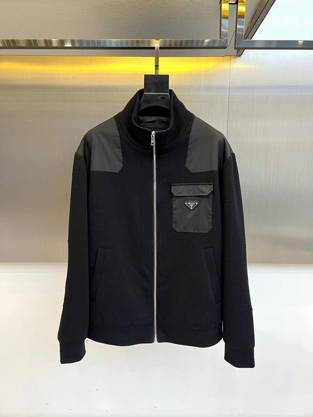Prad , 25Fw's new fall/winter black knitted jacket. Classic Badge: The left ches
