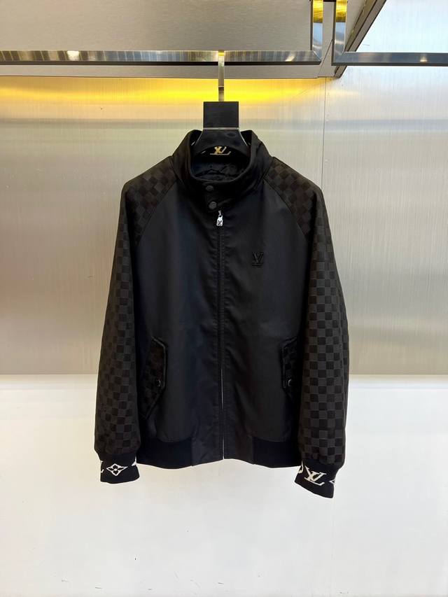Lv Louis Vuitton, 25-year-old men's Velours waistcoat. High-quality stand-up col