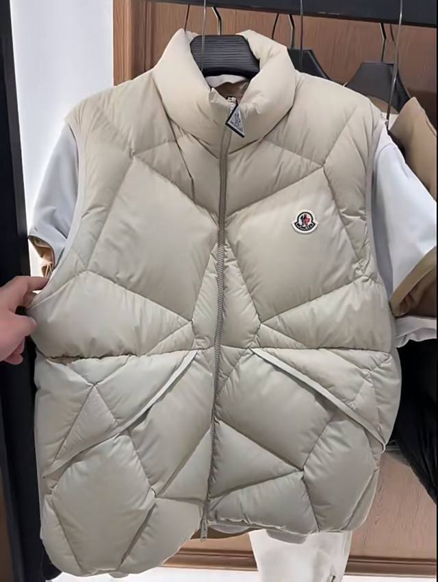 Moncler Vendavel short down vest. Counter real shot display.Fjx DDD