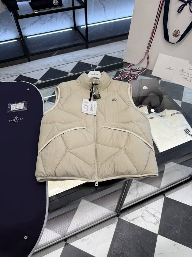 Moncler Vendavel short down vest. More details. Fjx DDD