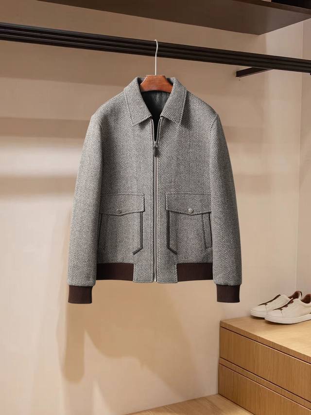 Loro Piana wool coat, classic and stylish, with sheepskin zipper pulls and sheep