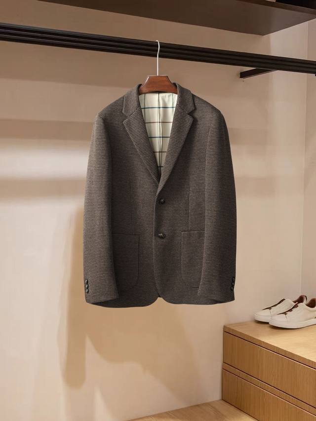 Loro Piana wool suit, with a classic plaid lining, exudes a sense of fashion. S