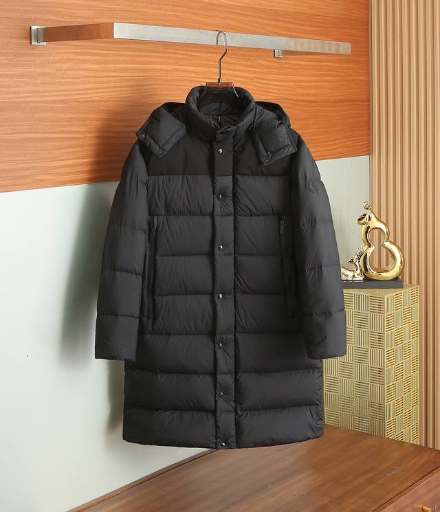 Moncler's new 2025 autumn and winter down jacket with a new hooded design. This
