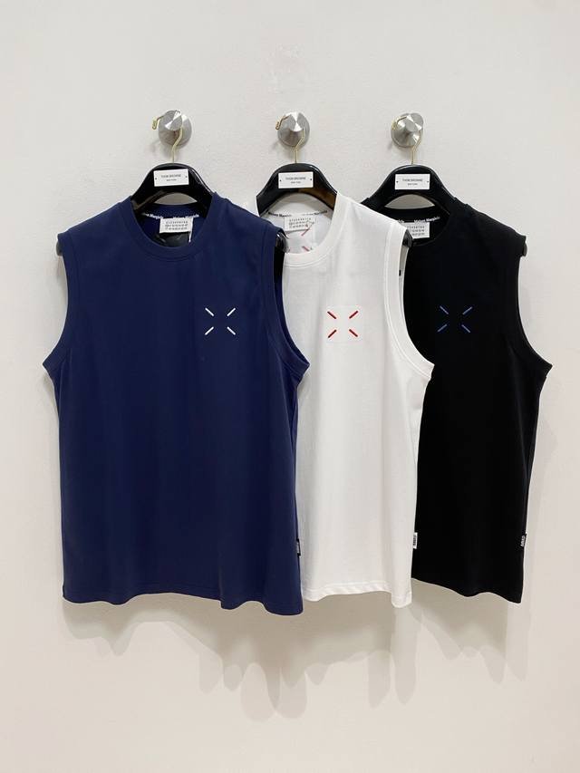Margiela's new 25Ss vest features reinforced threading on the neckline and cuffs