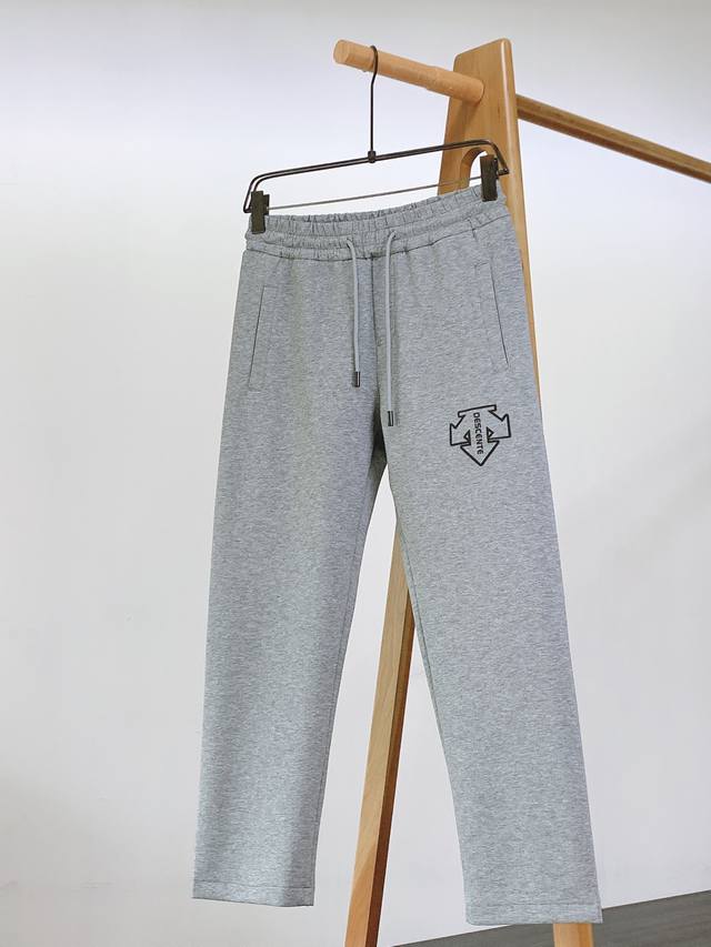 Descente's stylish sports casual pants from the 2025 Fall/Winter collection are
