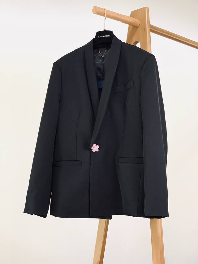 Louisvuitton This floral suit, worn by Jackson Wang, features a classic silhouet
