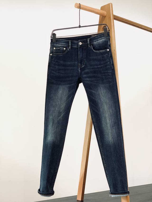 Dolce&Gabbana's 2025 Fall/Winter Early Fall jeans are a true D&G aesthetic, driv
