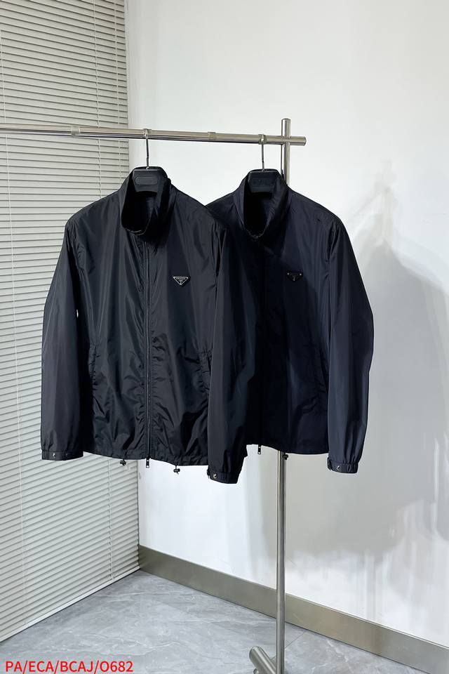 O682 Pa Prada 2025Ss early fall new release Prada stand-up collar jacket, a hot