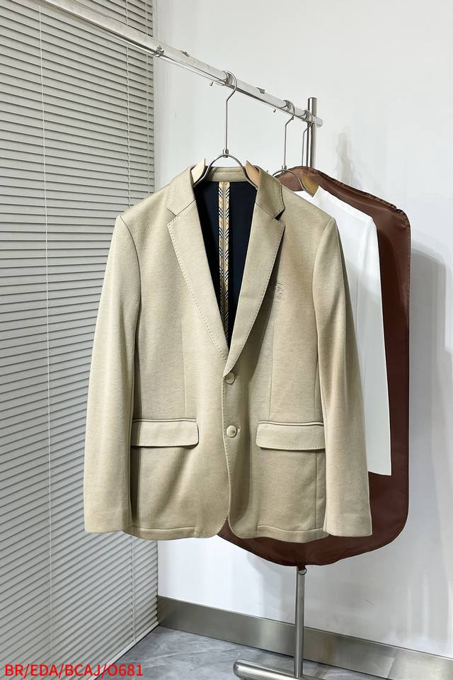 O681 Br Burberry 25Ss classic solid-color, concealed-button, two-piece suit. Exq
