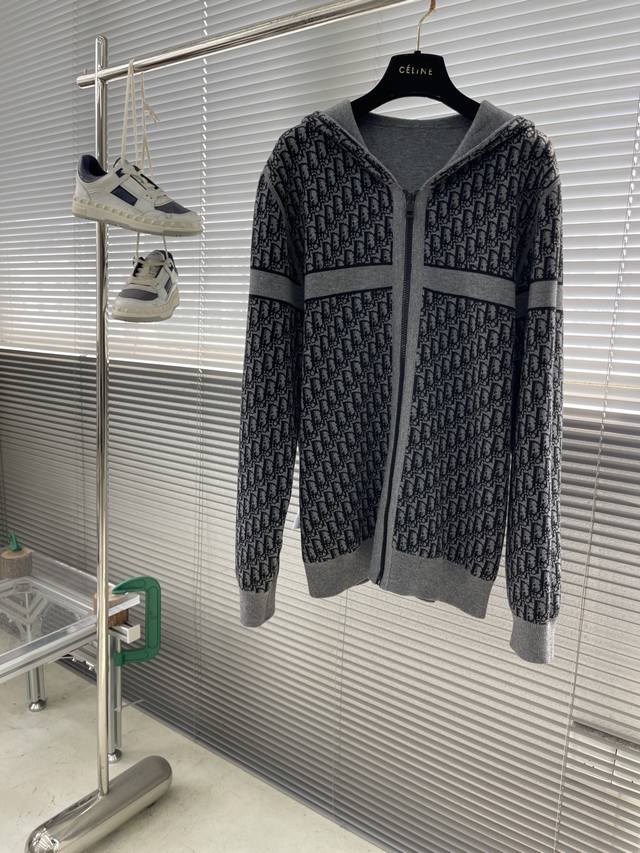 Dio 25Ss's new double-faced cardigan is casual and practical. Crafted from a cas