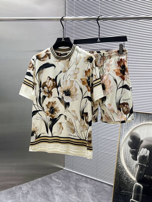 Dg Dolce & Gabbana's new summer 2025 short-sleeved shorts set is a high-end crea
