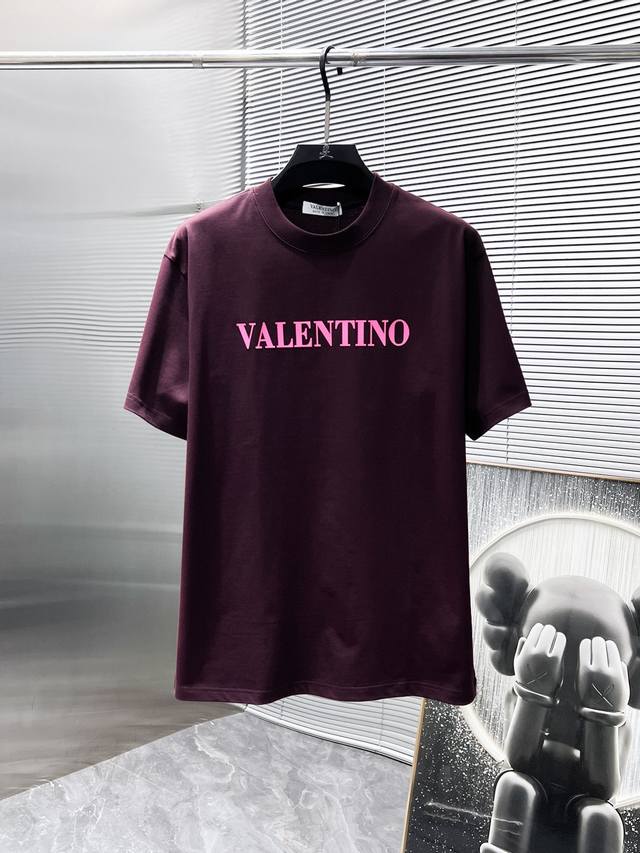 Valentino's new 2025 short-sleeved, loose-fitting, crew-neck T-shirt. A high-end