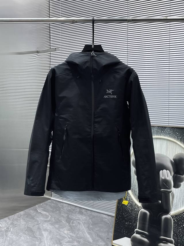 Arc'Teryx Beta GTX Lt Waterproof Hardshell Hoodie The three-layer fabric creates