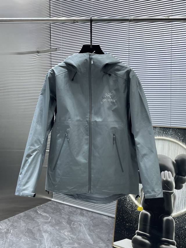 Arc'Teryx Beta GTX Lt Waterproof Hardshell Hoodie The three-layer fabric creates