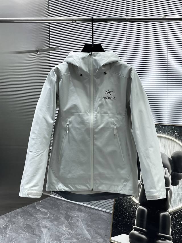 Arc'Teryx Beta GTX Lt Waterproof Hardshell Hoodie The three-layer fabric creates