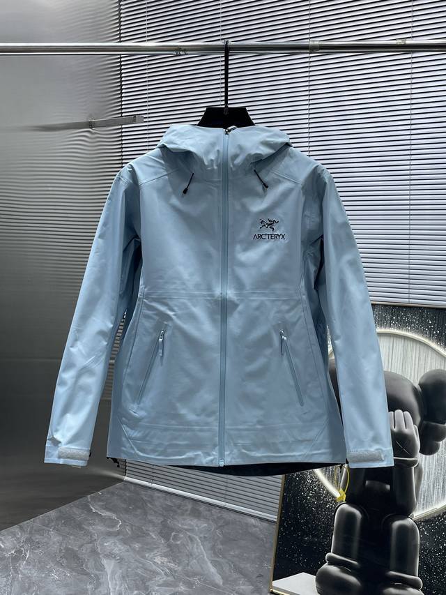 Arc'Teryx Beta GTX Lt Waterproof Hardshell Hoodie The three-layer fabric creates