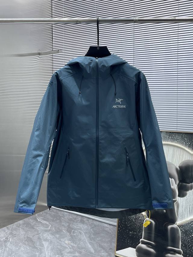 Arc'Teryx Beta GTX Lt Waterproof Hardshell Hoodie The three-layer fabric creates