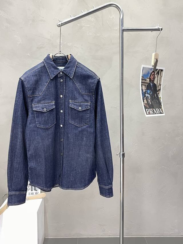 Lp - Exclusively for Loro Piana, this jacket features the latest fashion trends.