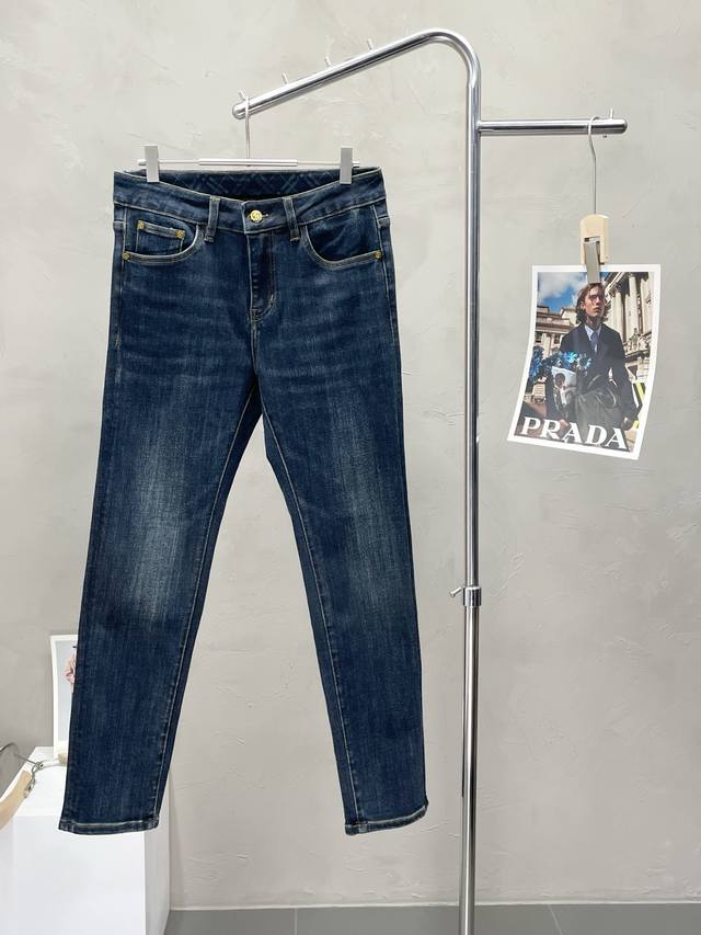 Burberry 's exclusive new, high-end casual jeans! Custom-made fabrics are breat