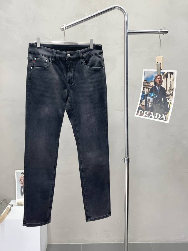 Exclusively from Gucci, these new, high-end casual jeans are available! Custom-