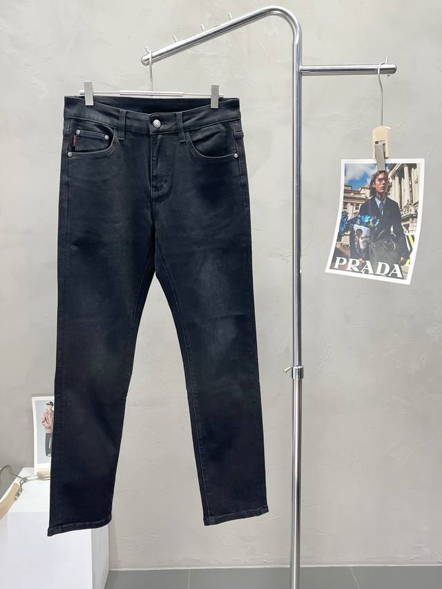 Exclusively from Prada, these new, high-end casual jeans are available! Custom-