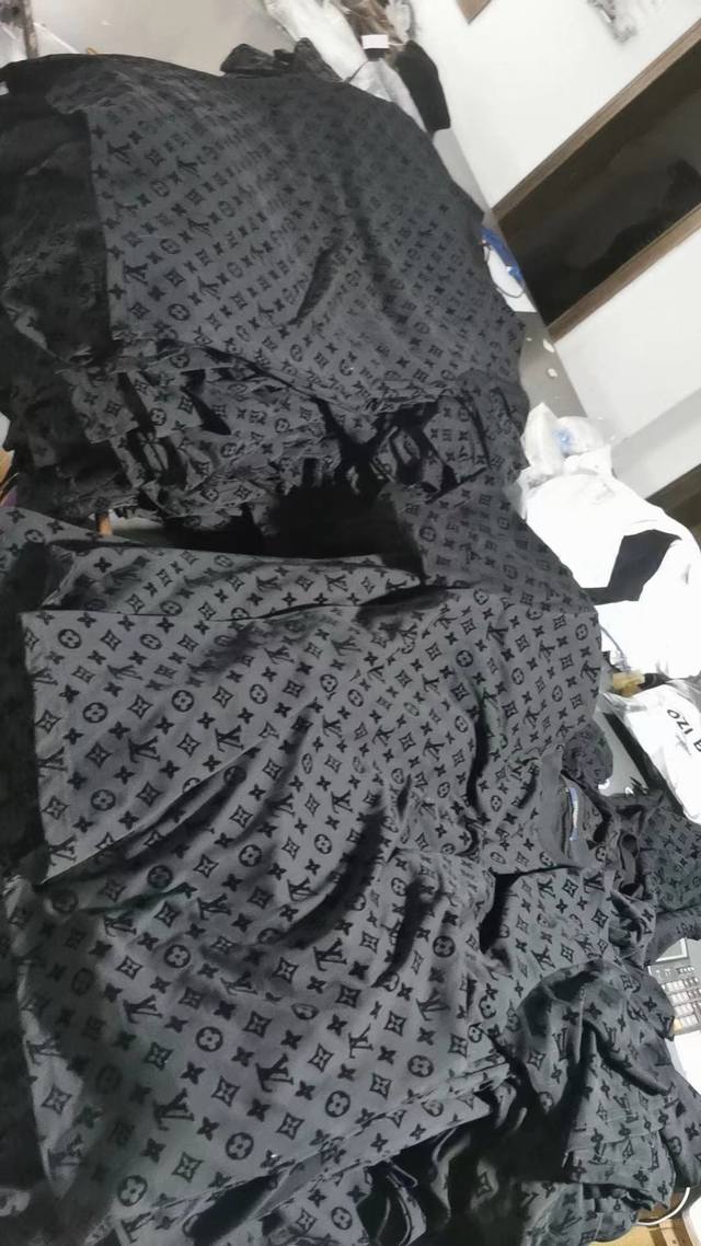 Lv flocked monogram short-sleeved shirt. Fabric: Original 16s single-yarn fine c
