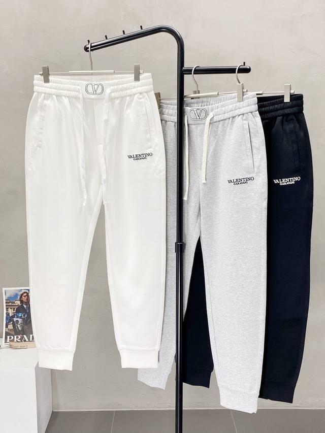 Exclusively for Valentino, these new spring/autumn casual pants are high-end! M