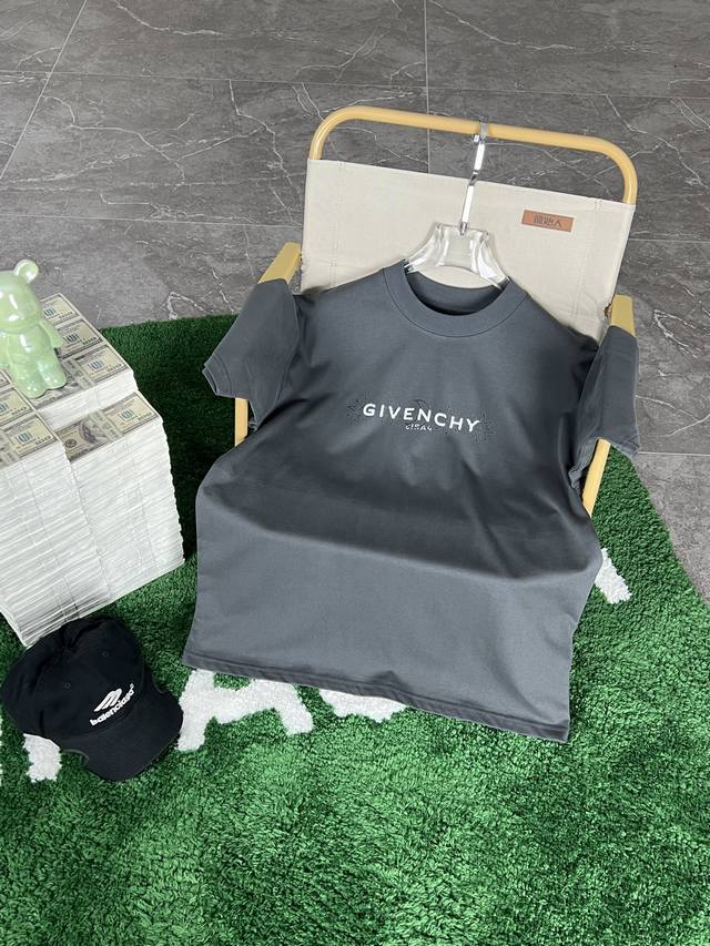 Givenchy's 2025 Spring/Summer new release, the latest short-sleeved crew neck T