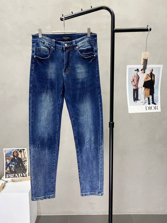 Exclusively from Gucci, these high-end new casual jeans are available! Made wit