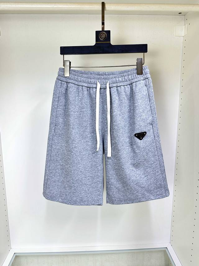 Prada's new summer men's casual shorts, made from high-end custom fabrics with