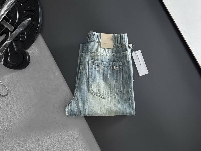 Dior's loose straight-leg vintage gradient jeans are a must-have for street styl