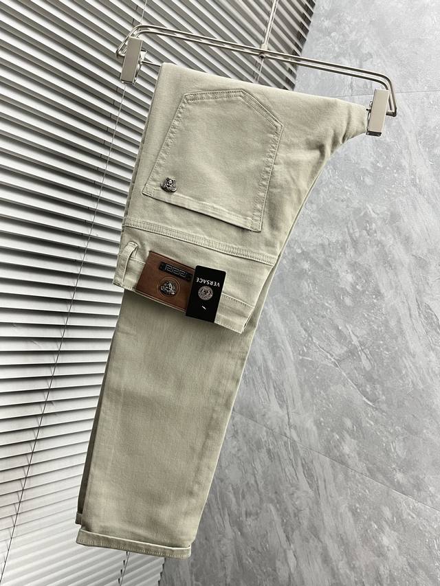 Fans' 2025 new men's jeans feature stretchy fabric. Exclusively available on the