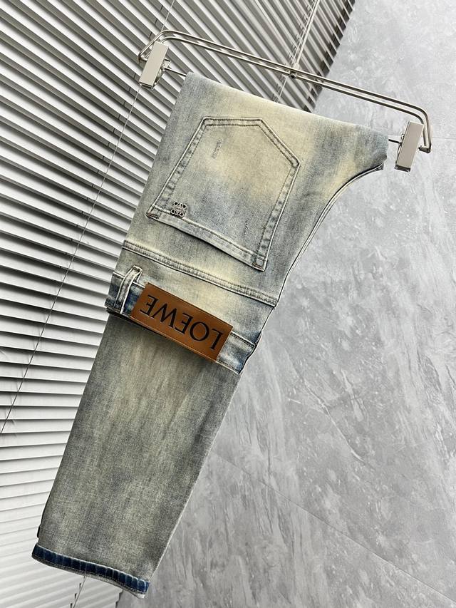 LOYEE's 2025 new men's jeans feature stretchy fabric. Exclusively available on