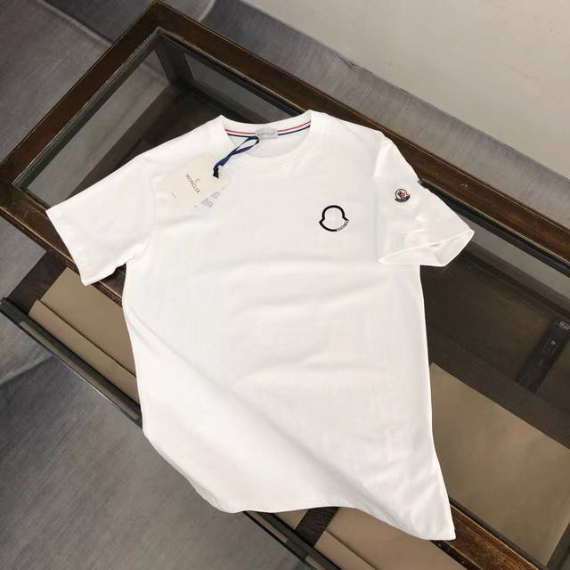 Moncler's official website has released its new collection of pure cotton T-shi