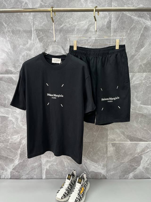 Mm6 Margiela 2025Ss round neck short-sleeved shorts set. Made of pure cotton, it