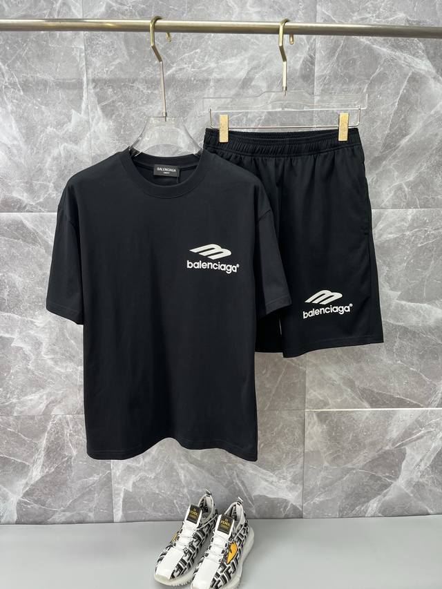 Balenciaga Parisian family 2025Ss round neck short-sleeved shorts suit. The pure