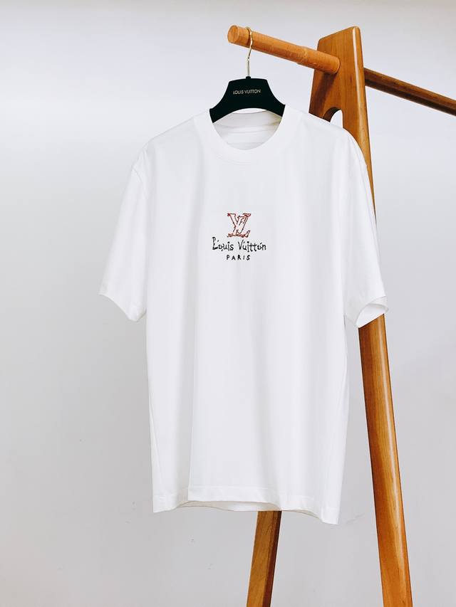 Louisvuitton, the fashion world's new darling! Luxurious quality is evident. Cra