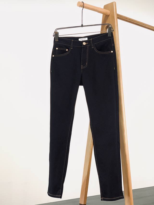 Valentino 2025 Spring/Summer New Arrivals The V-shaped aesthetic High-waisted si
