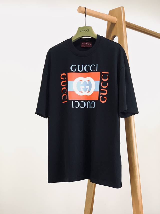 Gucci Gucci Interlocking Gg Contrast Print Short Sleeve This piece is from the G