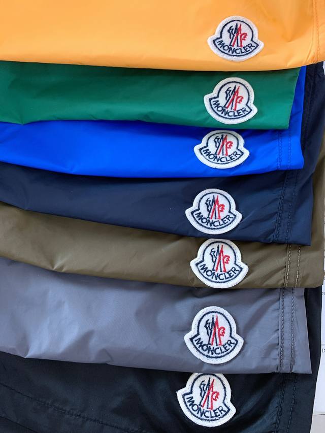 Moncler fashionable casual beach pants, simple and casual style, creating a fash