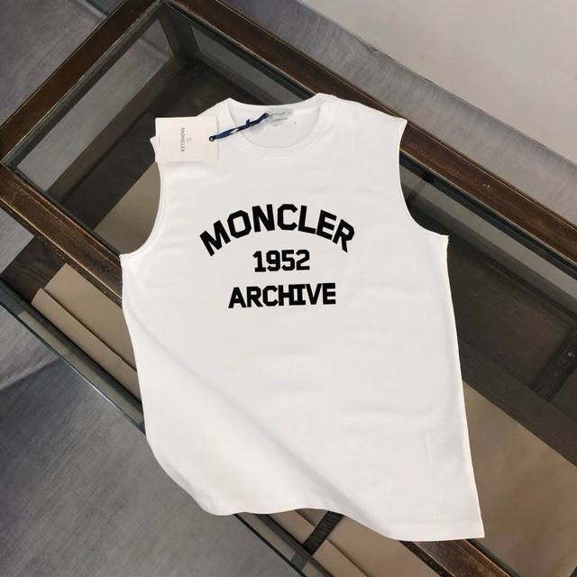 Moncler's new summer vest T-shirt is a classic and simple style that anyone can